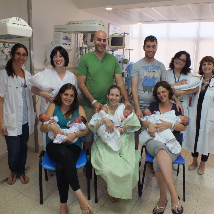 זוגות התאומים וצוות ביה"ח כרמל עומד במרכז בירוק ד"ר זילברליכט